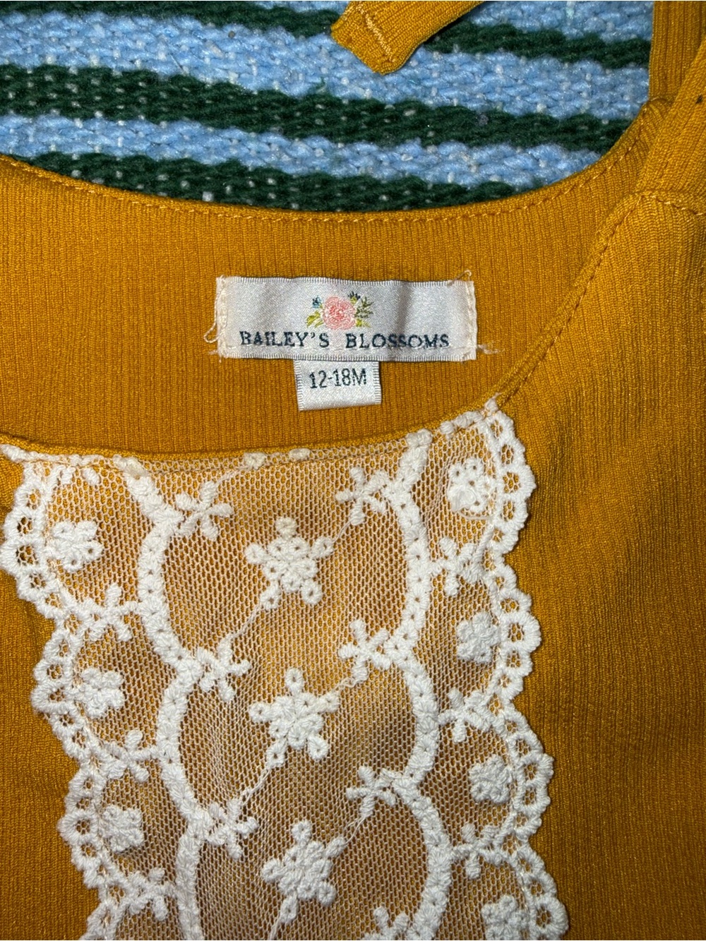 Two different brands - Picture 4 of 8